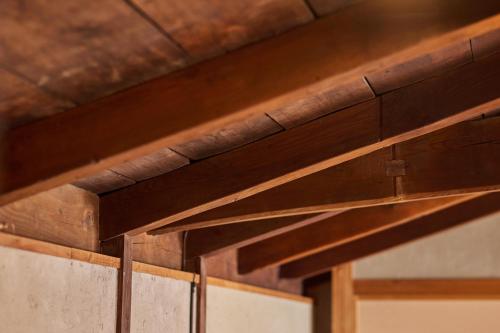 a close up of a wooden ceiling in a room at 博世庵 in Nishikatsuracho