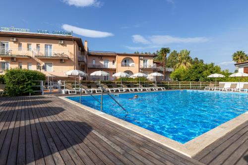 Bazén v ubytování Residence Villa Giardini nebo v jeho okolí