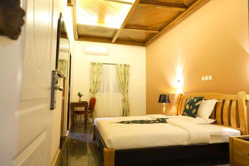 ein Hotelzimmer mit einem Bett und einem Fenster in der Unterkunft United Hotel Balessing in Balessing