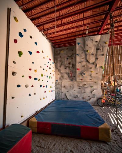 a room with a rock climbing wall and a bed at Casa do Marujo e Casa do Mirone in Fornos de Algodres
