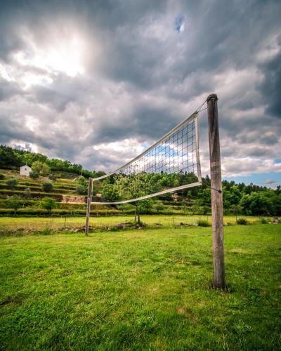 a volleyball net on a pole in a field at Casa do Marujo e Casa do Mirone in Fornos de Algodres