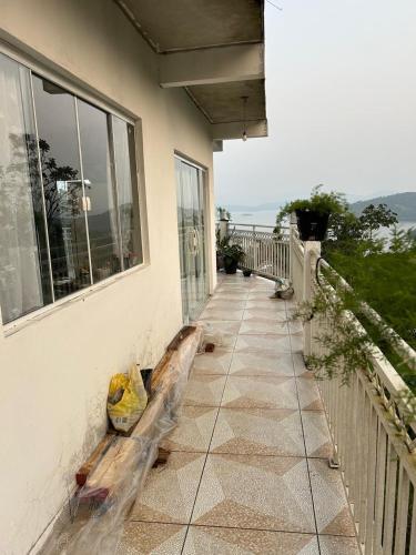 a porch of a house with a balcony at Casa independiente hermosa vista in Birigui