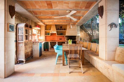 セス・サリネスにあるCASA ANITA 4 paxのキッチン(テーブル、椅子、天井ファン付)