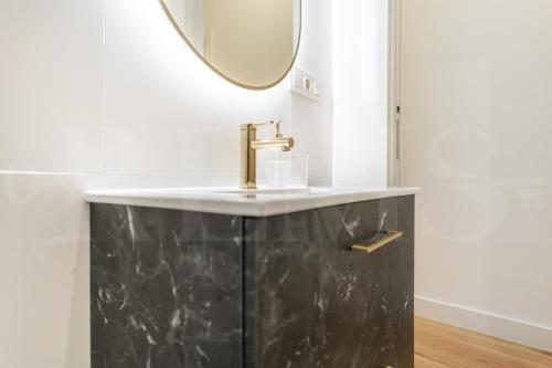 Sophisticated modern apartment Center by REMS