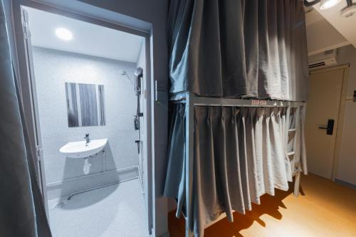 Bilik mandi di D'Nova Hotel Kallang