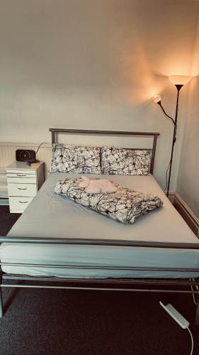 a large bed in a room with a lamp and a bed sidx sidx at the quite one in London