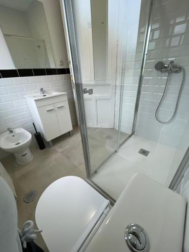 une salle de bains avec douche, toilettes et lavabo dans l'établissement Creativity Quarters Habitación temporada en coliving para estudiantes, trabajadores y artistas, à Madrid