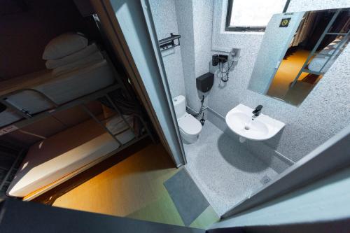 Bilik mandi di D'Nova Hotel Kallang