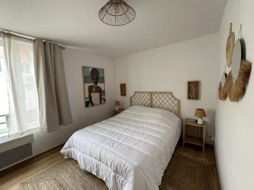 une chambre avec un lit blanc et une fenêtre dans l'établissement Le Ginkgo Biloba, 2P Wifi, à Boulogne-sur-Mer