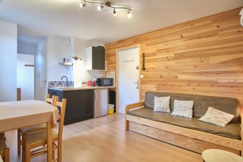 un salon avec un canapé et une cuisine dans l'établissement Cote Brune 3 rs5, à Les Deux Alpes