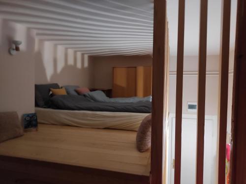 ノヴィサドにあるArtCenterApartmentの鏡を反射したベッド付きのベッドルーム1室