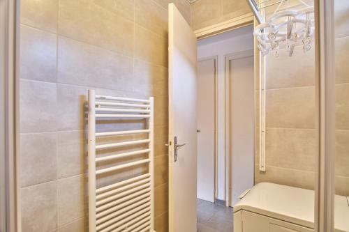 une salle de bain avec toilettes et un lustre dans l'établissement Scrischss Joder, à Les Deux Alpes