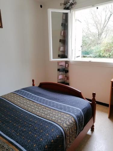 - une chambre avec un lit en face d'une fenêtre dans l'établissement Rez de villa à la campagne, à Générargues