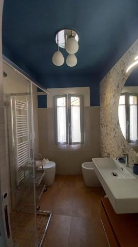 a bathroom with two sinks and a shower and a toilet at Novecento in Bertinoro