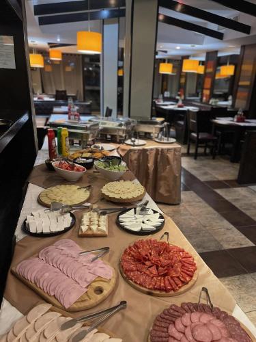 une table contenant de nombreux types de denrées alimentaires différents dans l'établissement Dream Private Apartment N511, à Bansko