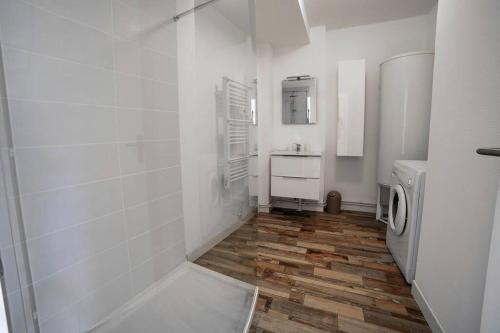 a white bathroom with a washer and dryer in it at PICH Grande maison centre-ville in Thouars