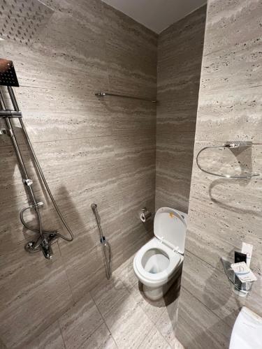 a bathroom with a toilet and a shower stall at الأجنحة الراقية جناح غرفة نوم وصالة بجانب البوليڤارد Elegant Suites Suite Bedroom & living room near Boulevard in Riyadh