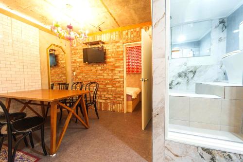 ソウルにあるB-Gu & Anne House Hongik Stationのテーブルと椅子のあるダイニングルーム
