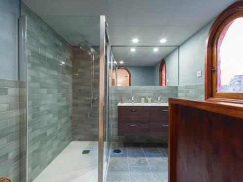 a bathroom with a shower and a sink at Casa Chica Villas Cruz Mayor in Balcon de Telde