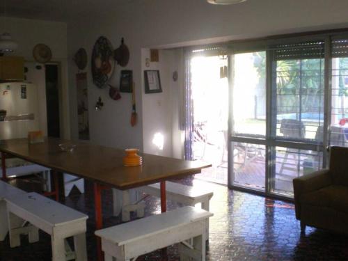 RanelaghにあるCasa quinta en Ranelagh, cerca de accesos!のテーブルとベンチとガラスの引き戸のあるリビングルーム