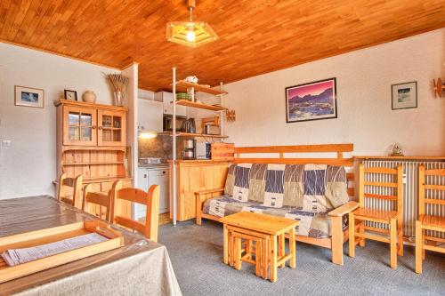 un salon avec un canapé et une table dans l'établissement Eperon - Les 2 Alpes, à Les Deux Alpes
