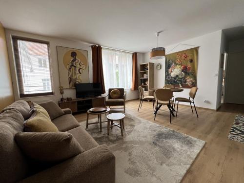 un salon avec un canapé et une table dans l'établissement Le Ginkgo Biloba, 2P Wifi, à Boulogne-sur-Mer