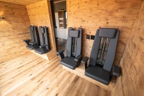 an overhead view of a room with a row of servers at Hunderesort Waldeck - 4 Sterne Urlaub mit Hund in Philippsreut