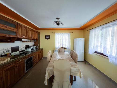 Dapur atau dapur kecil di Cabana Sargetia