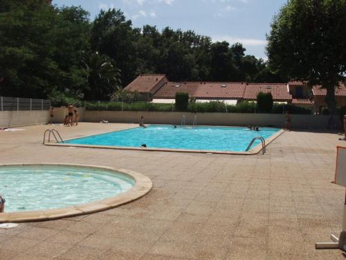 a large swimming pool in a courtyard at Pavillon dans résidence avec piscine au cœur d'Argeles sur mer- 6PM120 in Plage dʼArgelès