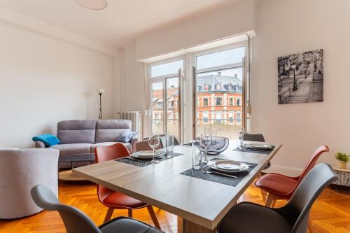 une salle à manger avec une table et des chaises dans l'établissement Le Hoffman - Joli appt tout confort à Strasbourg, à Strasbourg