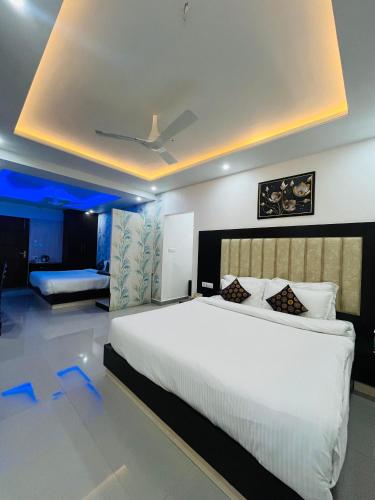 a bedroom with a large white bed in a room at Aliza Inn And Suites By SRS Hotels in Dharamshala