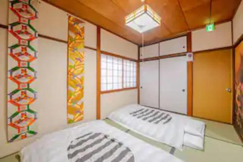 金沢市にあるKanazawa-Hachitabi Sennichiの部屋にベッドがある寝室