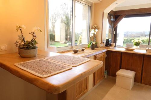 une cuisine avec un comptoir en bois et une fenêtre dans l'établissement Maisons Normande à 5 minutes de Deauville, à Bonneville-sur-Touques