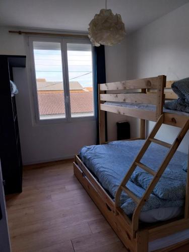 une chambre avec un lit superposé et une fenêtre dans l'établissement 