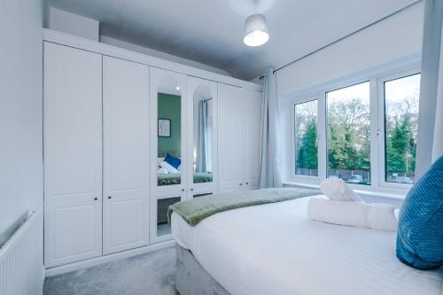 Postel nebo postele na pokoji v ubytování NEW! 4-Bed Home in Manchester by 53 Degrees Property, Ideal for Business & Long Term Contractor Stays, Sleeps 10!