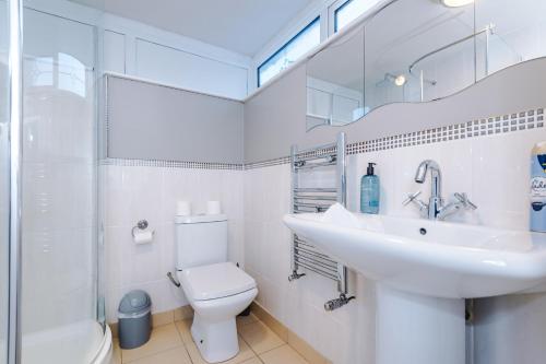 Koupelna v ubytování NEW! 4-Bed Home in Manchester by 53 Degrees Property, Ideal for Business & Long Term Contractor Stays, Sleeps 10!