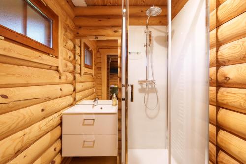 a bathroom with a sink and a shower at Chalet des Noisetiers - Magnifique vue montagne in Cornimont