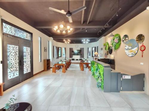a lobby with a waiting area with tables and chairs at Green Castle in Ch'ieh-tung-chiao