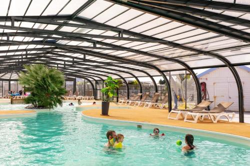 Swimmingpoolen hos eller tæt på Camping Park Er Lann