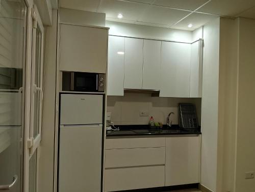 Una cocina o zona de cocina en Apartamentos NEMIÑA