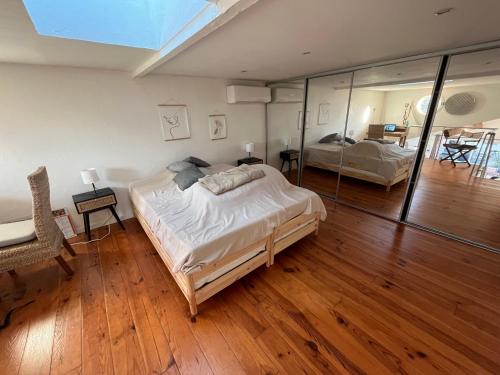 une chambre avec un grand lit et un miroir dans l'établissement Villa FLAMINGO, à Hyères