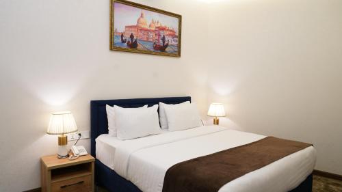 Кровать или кровати в номере Garnet Mir Hotel