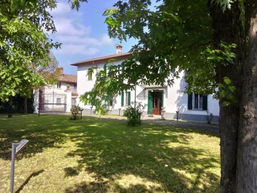 a white house with a tree in front of it at Villa Gildanna2 in Orio Litta
