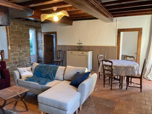 un salon avec un canapé et une table dans l'établissement La route du phare, à Fermanville