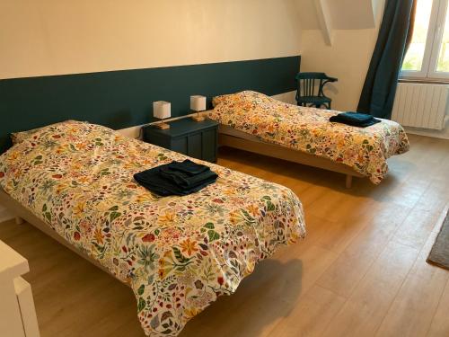 une chambre avec deux lits dans l'établissement La route du phare, à Fermanville