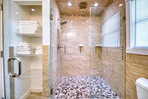 ein Badezimmer mit Dusche mit Glastür in der Unterkunft Mystic Island waterfront oasis in Little Egg Harbor Township