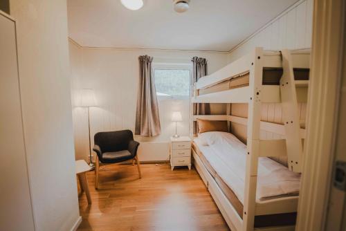 Un dormitorio con dos literas y una silla. en Loen Apartments, en Loen