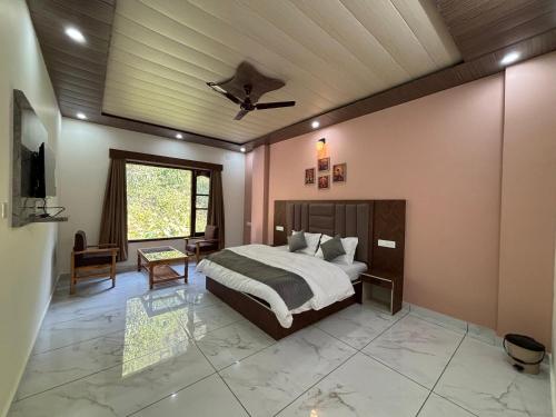 Postel nebo postele na pokoji v ubytování Dev Bhoomi Homestay