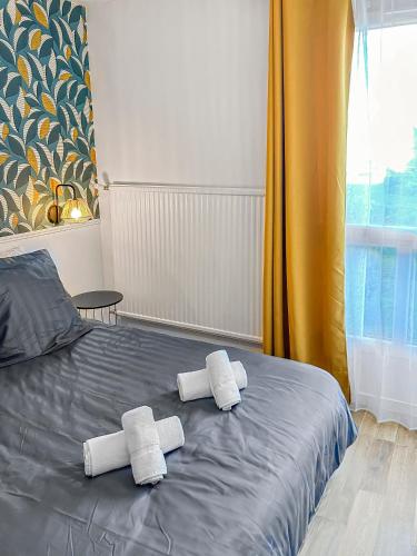 - 2 serviettes sur un lit dans une chambre dans l'établissement Appartement lumineux, Wi-Fi et parking privé, à Niort