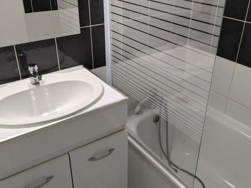 une salle de bain blanche avec un lavabo et une douche dans l'établissement Studio lumineux 6 pers, centre station, sud, proche pistes et commerces - Orcières Merlette - FR-1-262-185, à Orcières